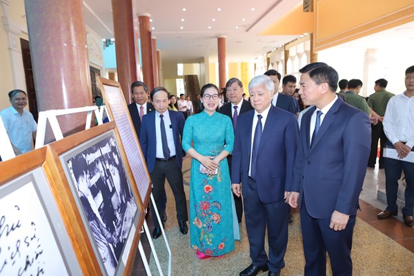 Dâng hoa, dâng hương tưởng niệm Chủ tịch Hồ Chí Minh và các Anh hùng, liệt sĩ tại Thanh Hóa - Anh 5