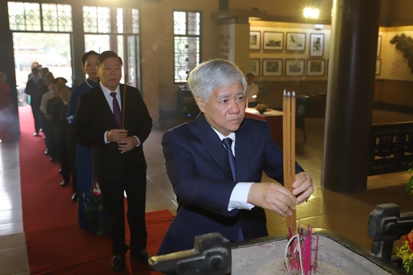 Dâng hoa, dâng hương tưởng niệm Chủ tịch Hồ Chí Minh và các Anh hùng, liệt sĩ tại Thanh Hóa - Anh 2