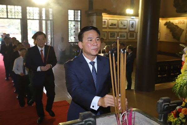 Dâng hoa, dâng hương tưởng niệm Chủ tịch Hồ Chí Minh và các Anh hùng, liệt sĩ tại Thanh Hóa - Anh 3