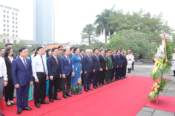 Dâng hoa, dâng hương tưởng niệm Chủ tịch Hồ Chí Minh và các Anh hùng, liệt sĩ tại Thanh Hóa - Anh 1
