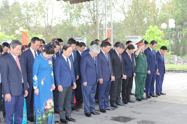 Dâng hoa, dâng hương tưởng niệm Chủ tịch Hồ Chí Minh và các Anh hùng, liệt sĩ tại Thanh Hóa - Anh 4