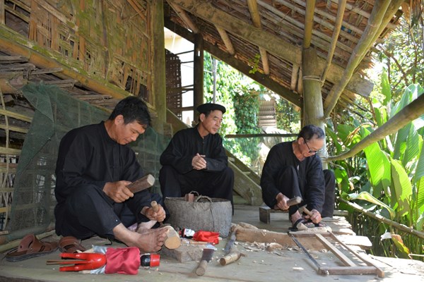 Về Thẩm Rộc nghe gỗ kể chuyện - Anh 1