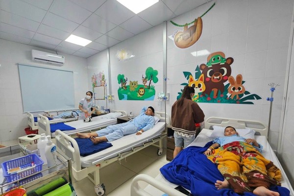 Liên tiếp xảy ra nghi ngộ độc thực phẩm ở TP Nha Trang: Khẩn trương điều tra, xác định nguyên nhân - Anh 1