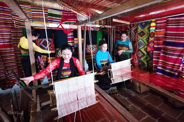 Thanh Hóa: Huyện Bá Thước bảo tồn nghề dệt thổ cẩm truyền thống gắn với phát triển du lịch - Anh 1