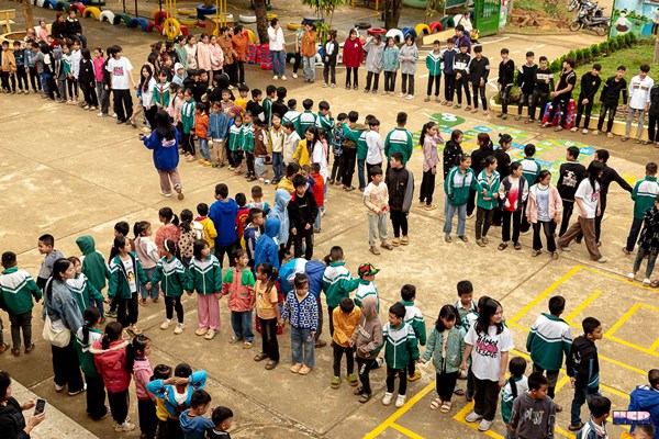 “Tết muộn” cho trẻ vùng cao của 