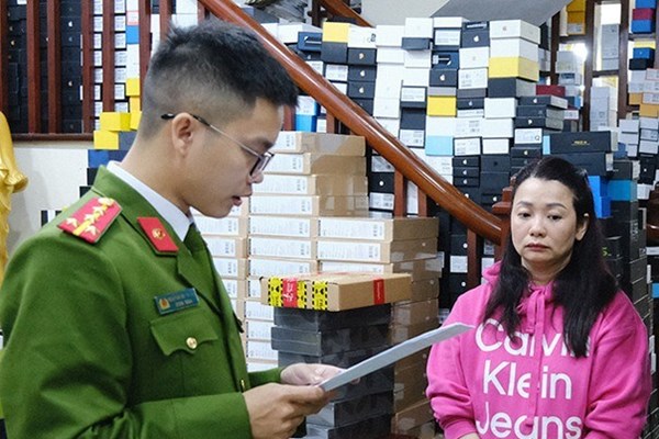 Triệt phá đường dây lừa bán điện thoại giá rẻ với hơn 7.000 bị hại - Anh 1