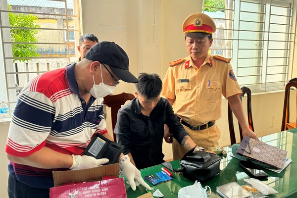 Bắt người đàn ông vận chuyển trái phép chất ma tuý từ TP.HCM về Quảng Ngãi - Anh 1