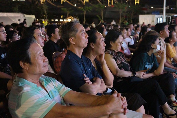 TP.HCM lần đầu tiên có “rạp chiếu phim ngoài trời” - Anh 2
