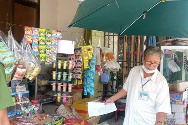 Nỗi lo thực phẩm trước cổng trường - Anh 4