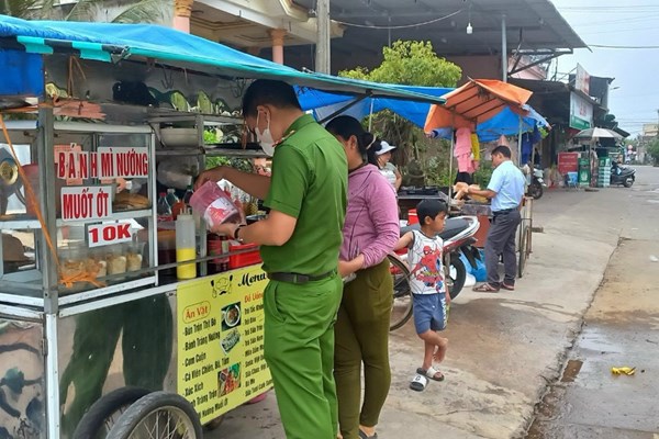 Nỗi lo thực phẩm trước cổng trường - Anh 1