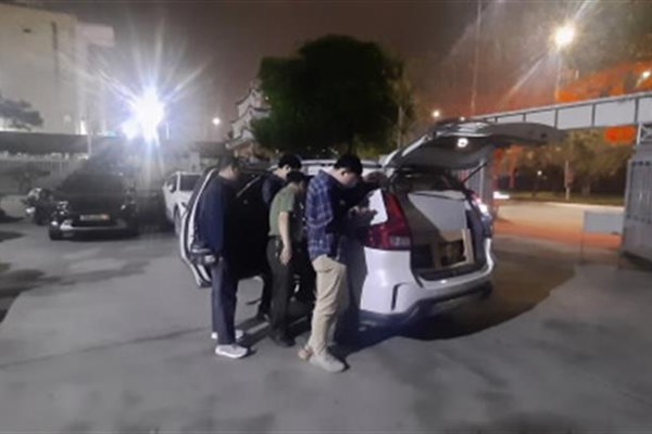 Phát hiện, bắt giữ người nước ngoài sử dụng bộ tần số giả trong đêm - Anh 1