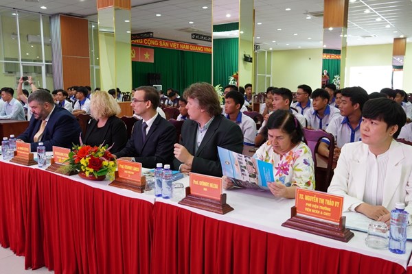 Trường Đại học TDTT TP.HCM tăng cường hợp tác về hoạt động nghiên cứu khoa học - Anh 1