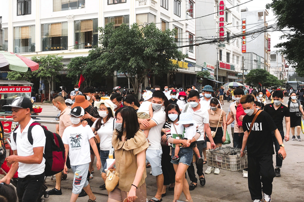 Đưa nội dung bảo đảm ATGT dịp nghỉ lễ vào công tác tổ chức các hoạt động du lịch trên toàn quốc - Anh 1