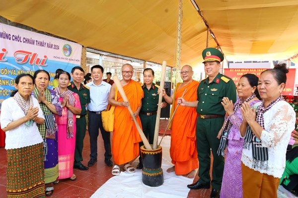 Cần Thơ: Ấm áp Tết quân dân mừng Tết cổ truyền Chôl Chnăm Thmây của đồng bào Khmer - Anh 1