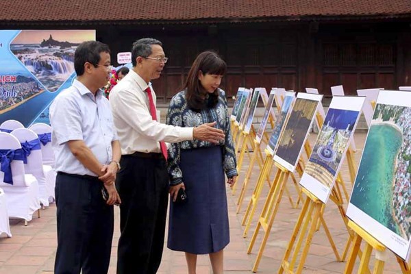 Bình Định trưng bày ảnh du lịch tại Văn Miếu - Quốc Tử Giám - Anh 1