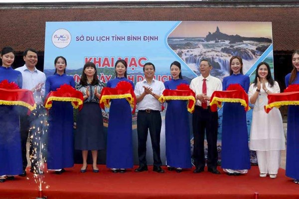 Bình Định trưng bày ảnh du lịch tại Văn Miếu - Quốc Tử Giám - Anh 3