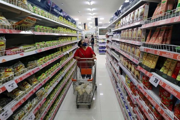 Người dân nhiều nước thêm áp lực chi tiêu - Anh 1