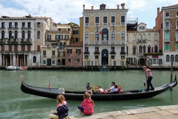 Venice hướng tới phát triển bền vững - Anh 1