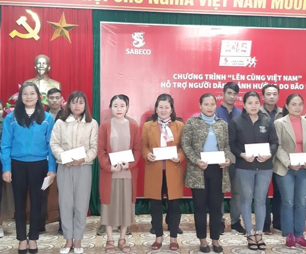 1 tỉ đồng từ Chương trình “Lên cùng Việt Nam” được trao cho người dân các tỉnh miền Trung bị ảnh hưởng bão lũ - Anh 2