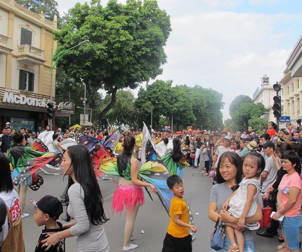Lần đầu tiên diễu hành nghệ thuật xiếc trên tuyến phố đi bộ Thủ đô - Anh 2