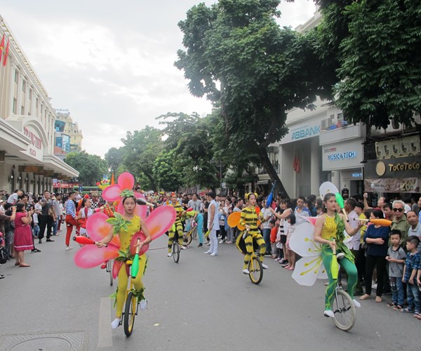 Lần đầu tiên diễu hành nghệ thuật xiếc trên tuyến phố đi bộ Thủ đô - Anh 1