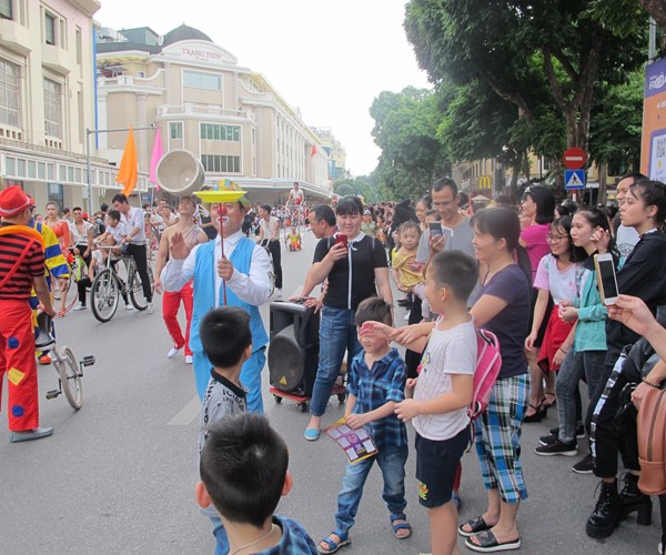 Lần đầu tiên diễu hành nghệ thuật xiếc trên tuyến phố đi bộ Thủ đô - Anh 3