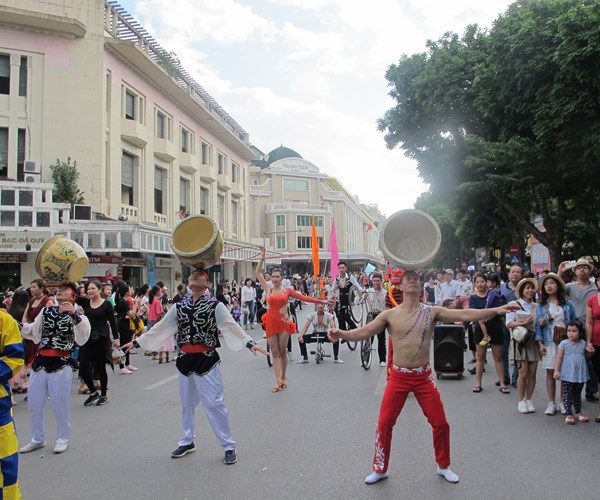 Lần đầu tiên diễu hành nghệ thuật xiếc trên tuyến phố đi bộ Thủ đô - Anh 5