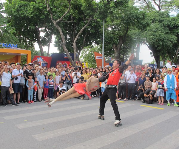 Lần đầu tiên diễu hành nghệ thuật xiếc trên tuyến phố đi bộ Thủ đô - Anh 6