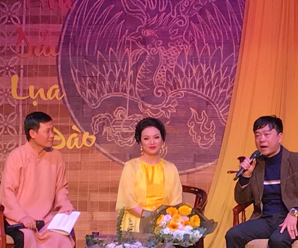 Tân Nhàn dạo chơi cùng 