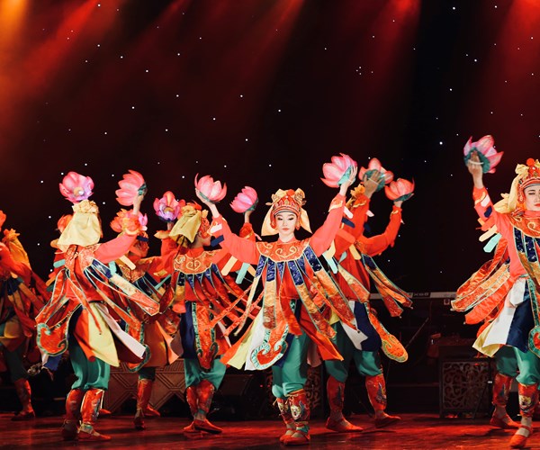 “Ánh dương mùa Xuân”: Chương trình nghệ thuật ca ngợi tình hữu nghị Việt-Triều - Anh 1