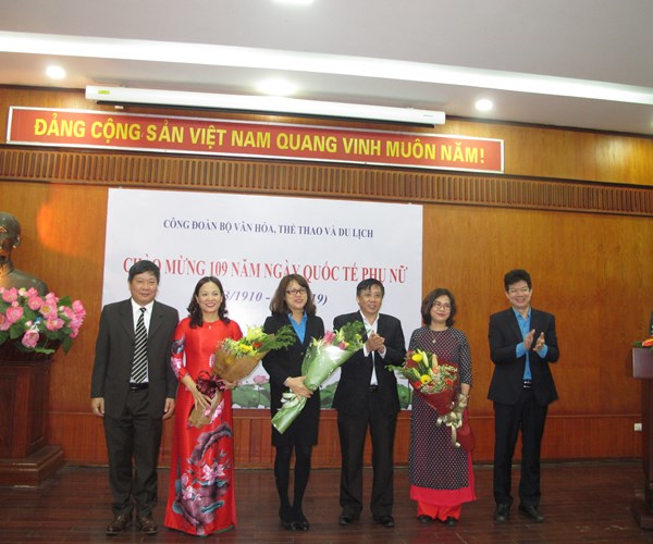 Công đoàn Bộ VHTTDL kỷ niệm 109 năm ngày Quốc tế phụ nữ 8.3 - Anh 1