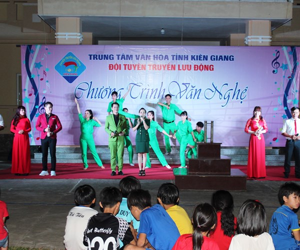 Mang văn nghệ đến với các chiến sĩ tuyến biên giới và hải đảo - Anh 1