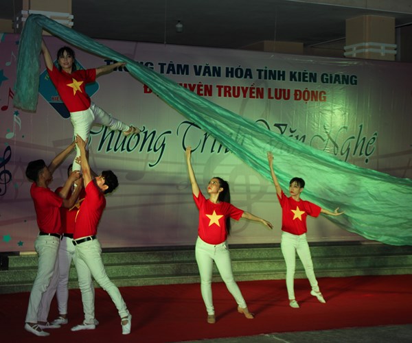 Mang văn nghệ đến với các chiến sĩ tuyến biên giới và hải đảo - Anh 2