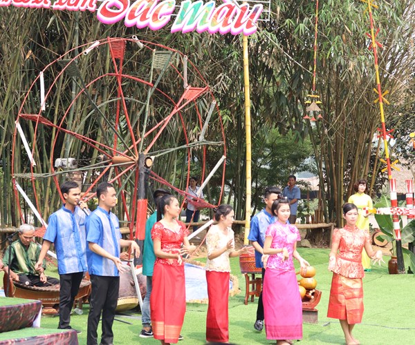 “Bản hoà âm đa sắc” tại Ngôi nhà chung các dân tộc VN - Anh 1