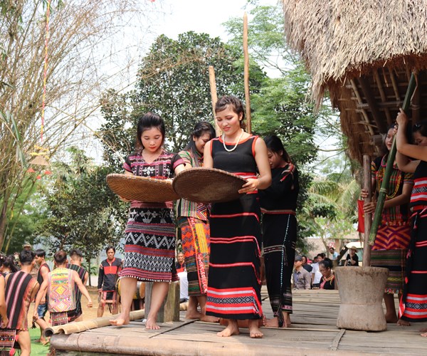 “Bản hoà âm đa sắc” tại Ngôi nhà chung các dân tộc VN - Anh 3