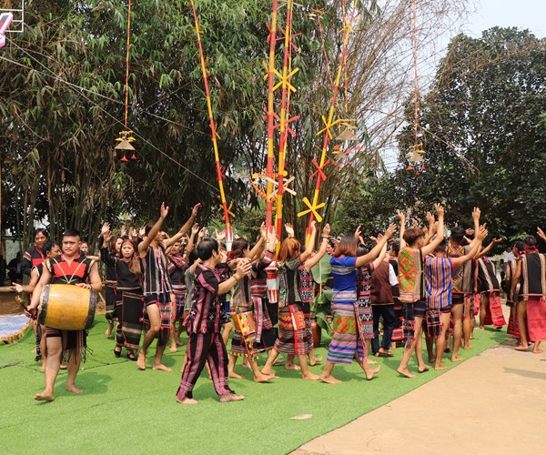 “Bản hoà âm đa sắc” tại Ngôi nhà chung các dân tộc VN - Anh 6