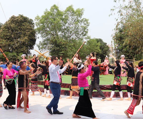 “Bản hoà âm đa sắc” tại Ngôi nhà chung các dân tộc VN - Anh 7