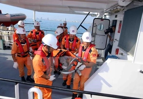 Kịp thời đưa ngư dân bị bệnh từ đảo Trường Sa Lớn về đất liền cứu chữa - Anh 1