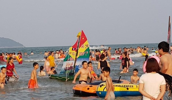 Biển Cửa Lò đón trên 400.000 lượt khách trong dịp lễ 30.4 - Anh 1