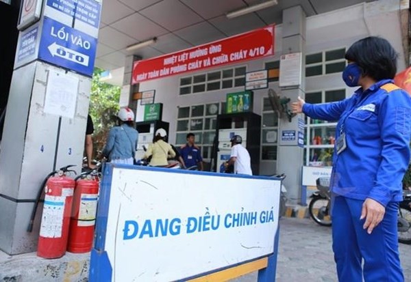 Tiếp tục tăng mạnh, giá xăng E5 RON92 vượt 20.600 đồng mỗi lít - Anh 1