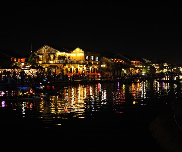 Phố cổ Hội An lại bị “tra tấn” bởi âm thanh... - Anh 2