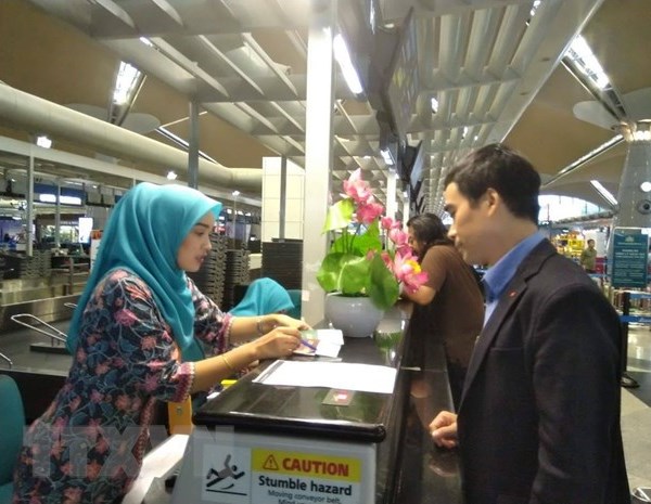 Đoàn Thị Hương đã lên máy bay về nước sau khi được trả tự do - Anh 1