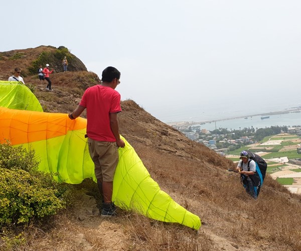 Lễ hội dù lượn đầu tiên trên đảo Lý Sơn - Anh 1