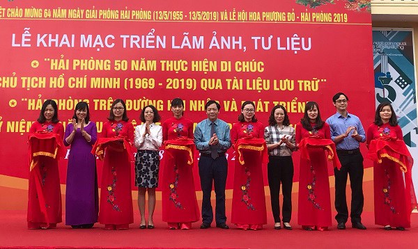 Hải Phòng: Triển lãm kỷ niệm 64 năm Ngày giải phóng Hải Phòng và Lễ hội Hoa Phượng Đỏ - Anh 1