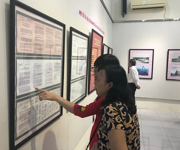 Hải Phòng: Triển lãm kỷ niệm 64 năm Ngày giải phóng Hải Phòng và Lễ hội Hoa Phượng Đỏ - Anh 2