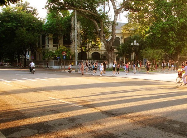 Thời tiết ngày 13.5: Nam Bộ mưa giông, mưa đá, Bắc Bộ nền nhiệt tăng, có nơi trên 37oC - Anh 1