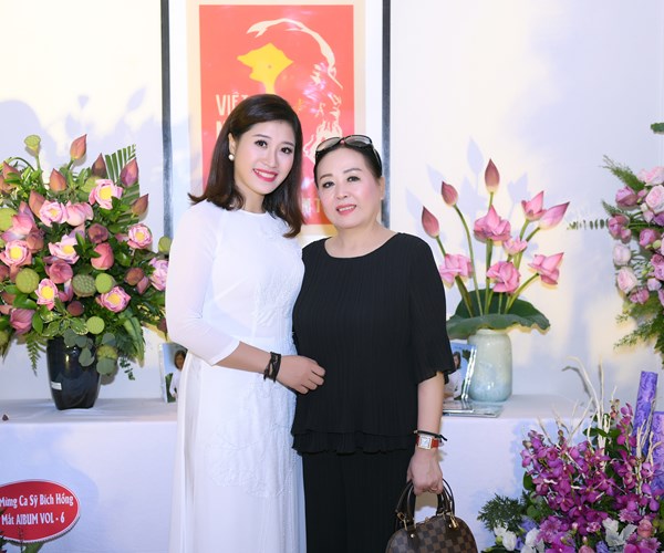 Ca sĩ Bích Hồng ra mắt album “Lời ca dâng Người” - Anh 1