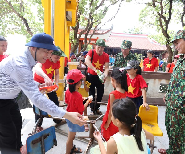 Doan cong tac so 12 ket thuc hai trinh tham Truong Sa, DK1: “Mang ra tinh cam, mang ve niem tin…” - Anh 4