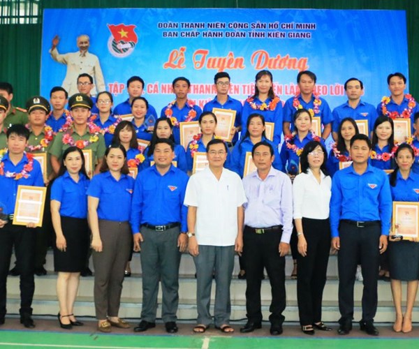Kiên Giang tuyên dương 40 tập thể, cá nhân làm theo lời Bác - Anh 1
