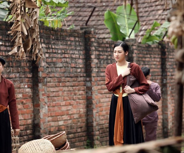 A Hau Tu Anh bat ngo tai xuat sau sinh trong ao tu than – Nghi van lan san dien anh? - Anh 2